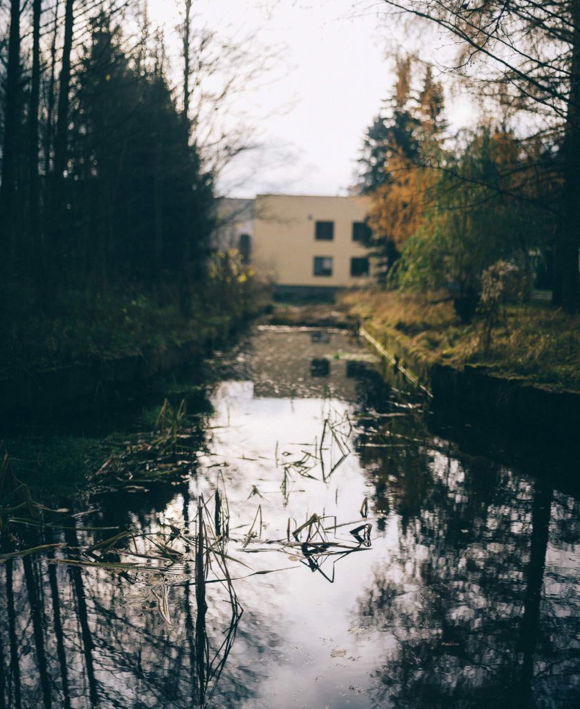 Virš vandens kanalo pakibęs sovietinis Naujosios Vilnios popieriaus fabriko priestatas – egzotiškas senosios pramonės vaizdas