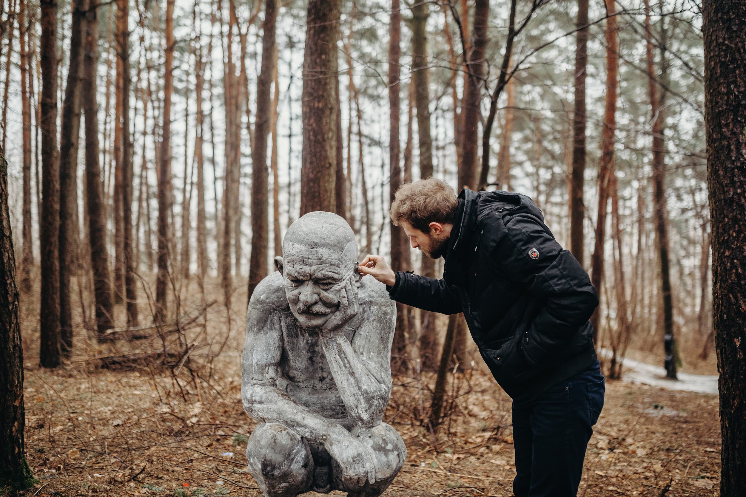 Mykolas Sauka prie savo skulptūros_ Agnės Katmandu nuotr.