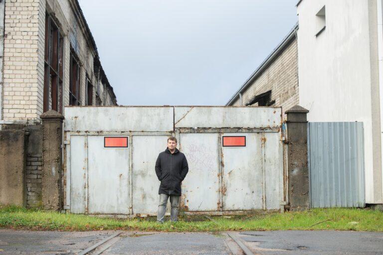 Simonas Bernotas pastatų kvartale prie buvusio mėsos kombinato.Vytautės Ribokaitės nuotr.