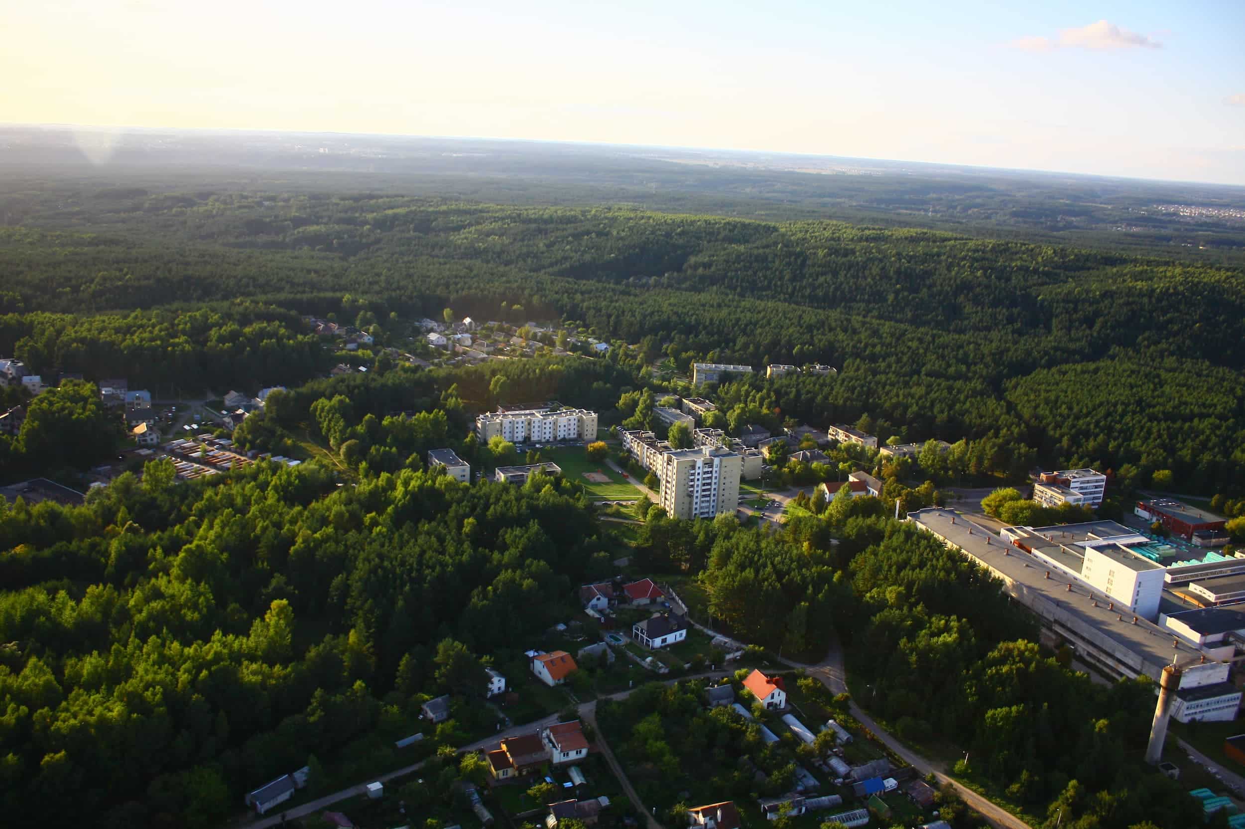 Buvę molio karjerai virto ežerėliais, Dvarčėnų ir Gurų kaimai, kur gyventa lenkų, baltarusių, rusų, – naujais kvartalais. Dvarcionys.lt nuotr.