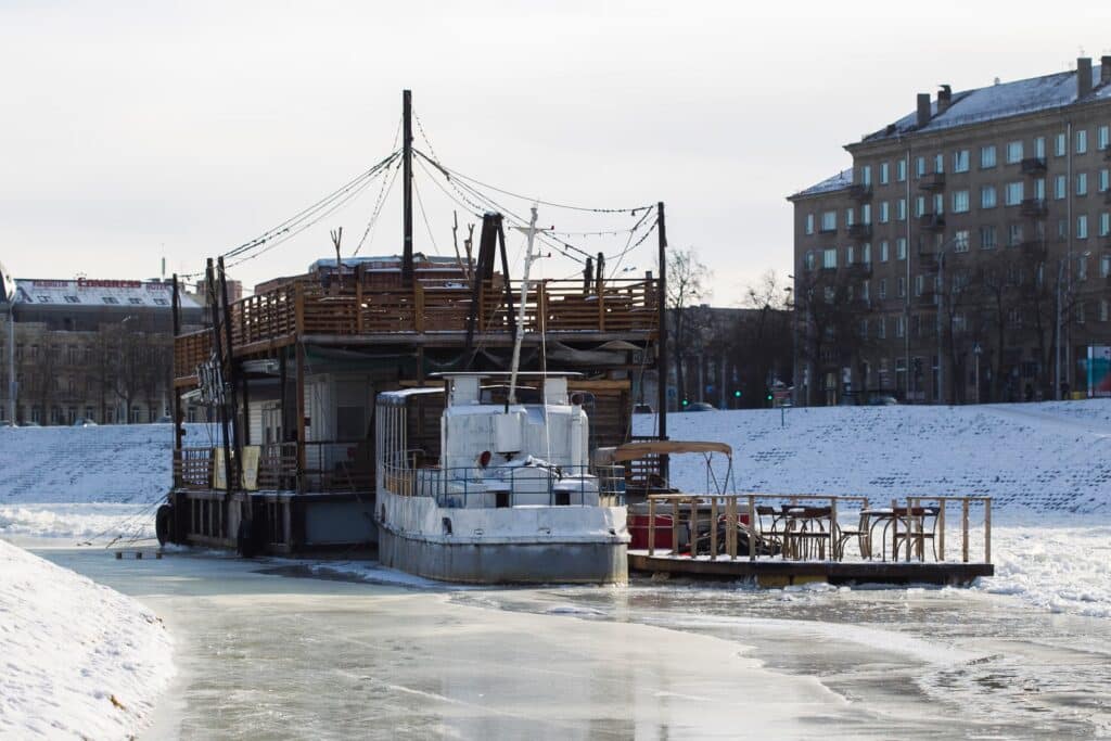 Baras ant vandens, Neris