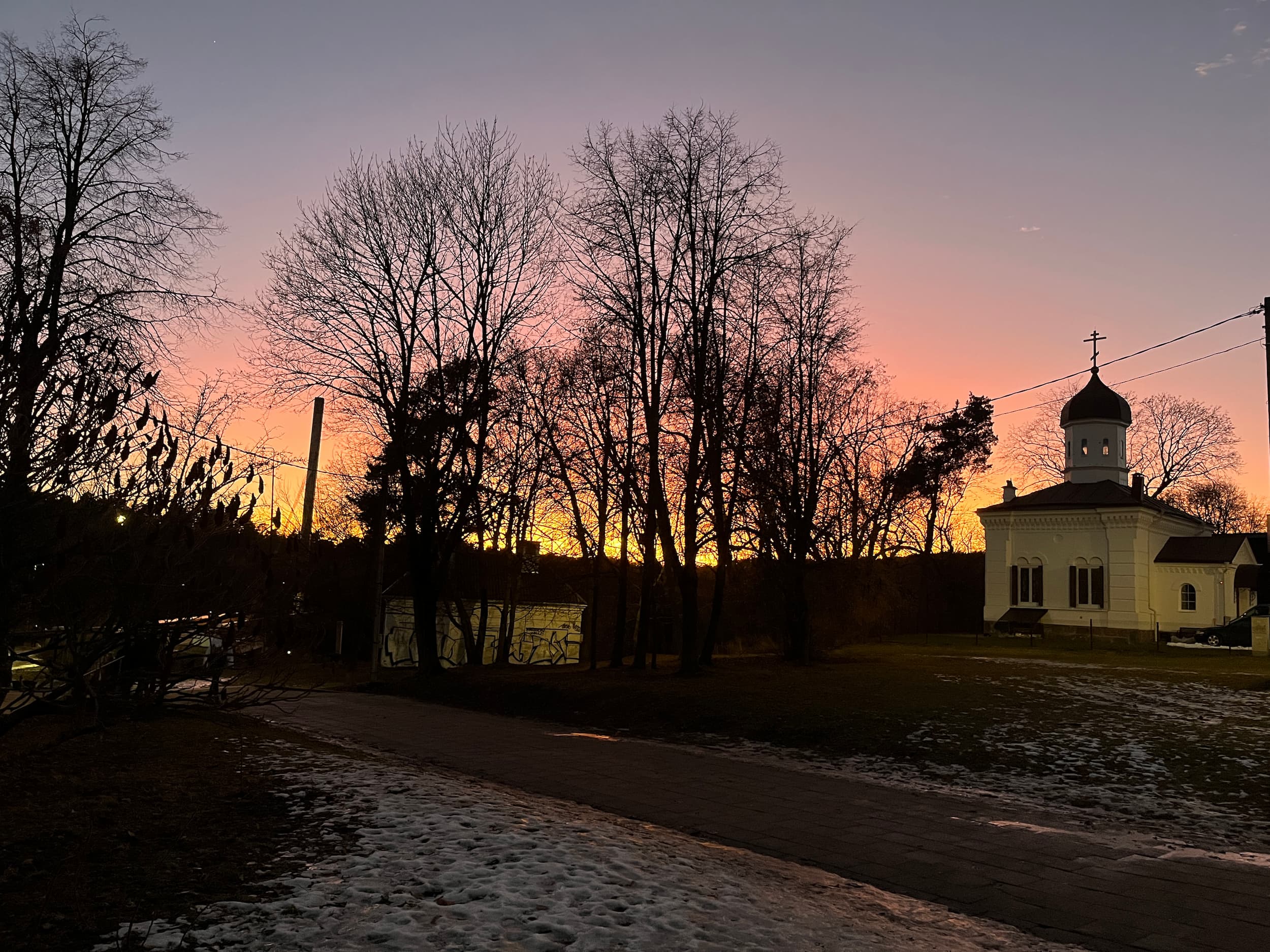 Vilniaus Šv. kankinės Kotrynos cerkvė ir ožkų pieva. Monikos Vaicenavičienės nuotr.
